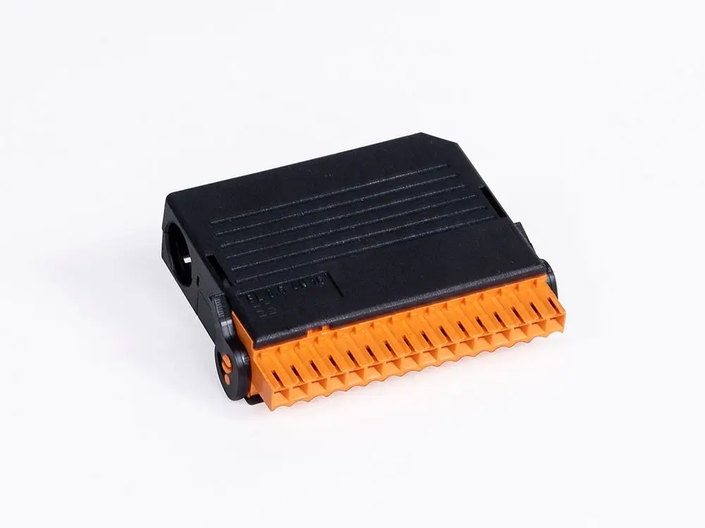Schwarzer Stecker mit orangefarbenem Verbindungsteil, konzipiert für die Nutzung in Luftlösungen von Fränkische. Sichtbare Anschlussleiste und solidem Gehäuse.